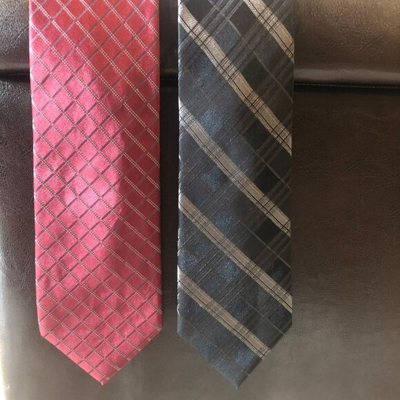 Calvin Klein Men's Ties Set of 2 Burgandy Grey Diamond Black & Grey Striped - Picture 2 of 3